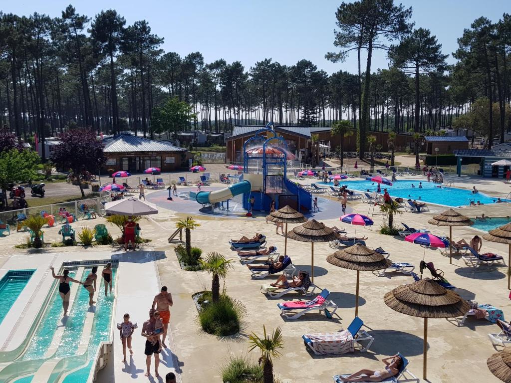 une vue aérienne d'une piscine dans un complexe hôtelier dans l'établissement les dunes de contis, à Saint-Julien-en-Born 22 autres photos