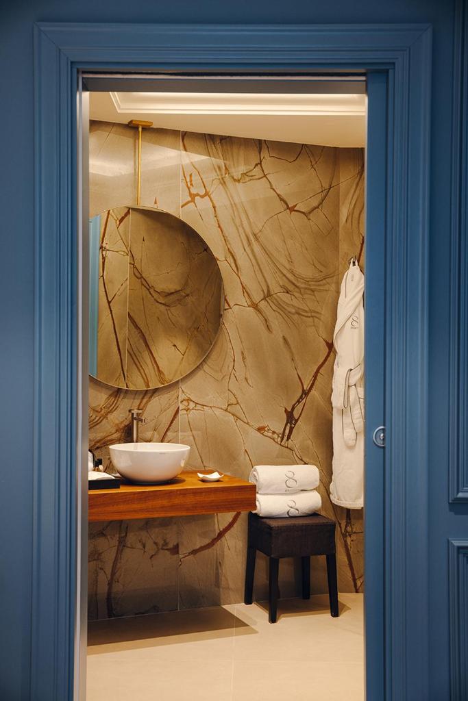 La salle de bains est pourvue d'un lavabo et d'un mur en marbre. dans l'établissement Eight Hotel Portofino, à Portofino