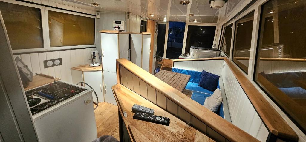 une vue intérieure d'un camping-car avec cuisine dans l'établissement Appartement sur l'eau tout confort, au Barcarès