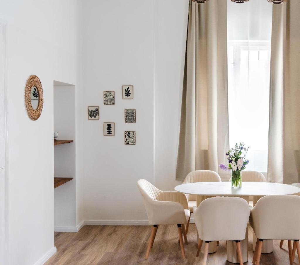 Exklusive Luxus-Unterkunft in Berlin Mitte: 2 Apartments, 130m², Designer-Möbel, Co2 neutrale Reinigung 4