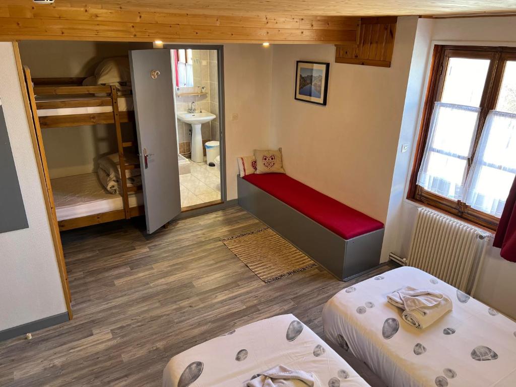 Cette petite chambre comprend deux lits et une chambre. dans l'établissement La Foret De Maronne, à La Garde 37 autres photos
