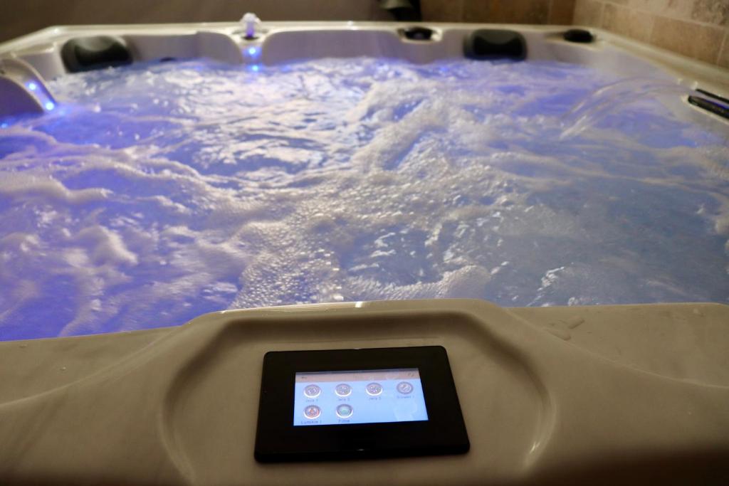 d'une baignoire remplie d'eau bleue avec un thermomètre. dans l'établissement Gîtes au Mas de Cadoule, à Saint-Just