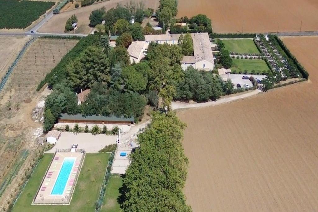 une vue aérienne d'une maison avec piscine dans l'établissement Gîtes au Mas de Cadoule, à Saint-Just 20 autres photos