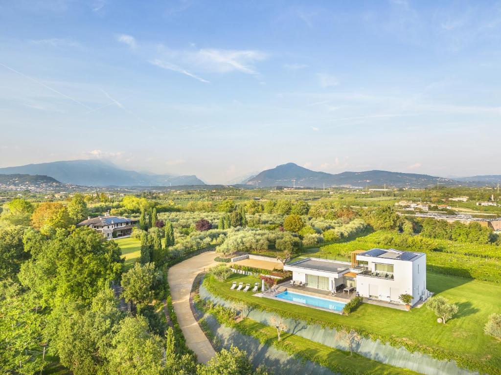 une vue aérienne d'une maison avec piscine dans l'établissement Villa Angelina, à Lazise