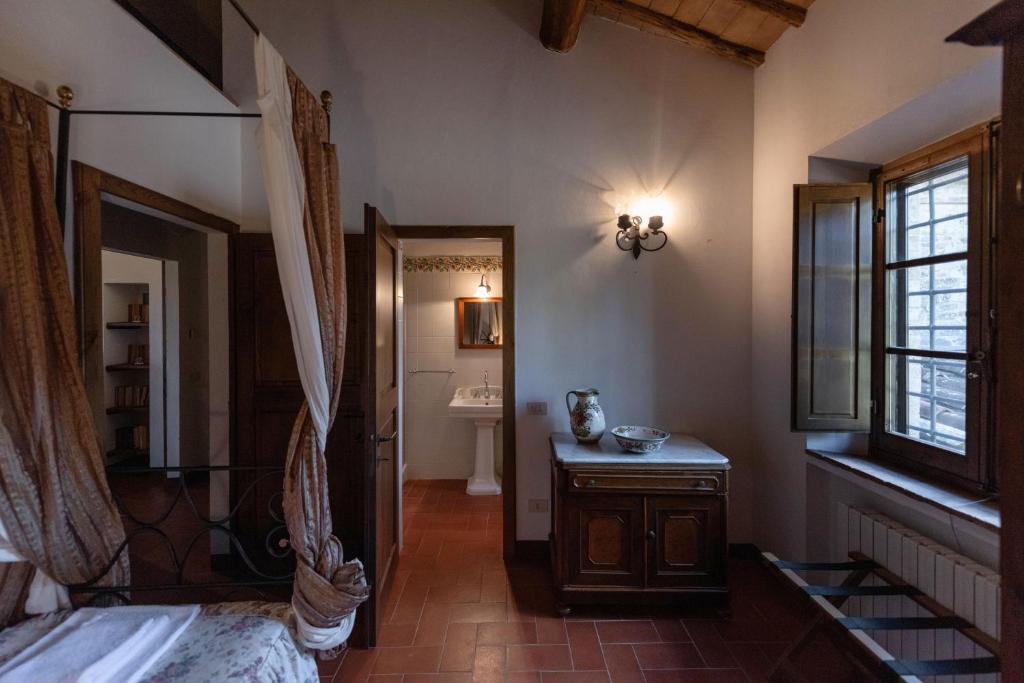 une chambre avec un lit et une salle de bain avec un lavabo dans l'établissement Villa Santa Virginia, à Sienne