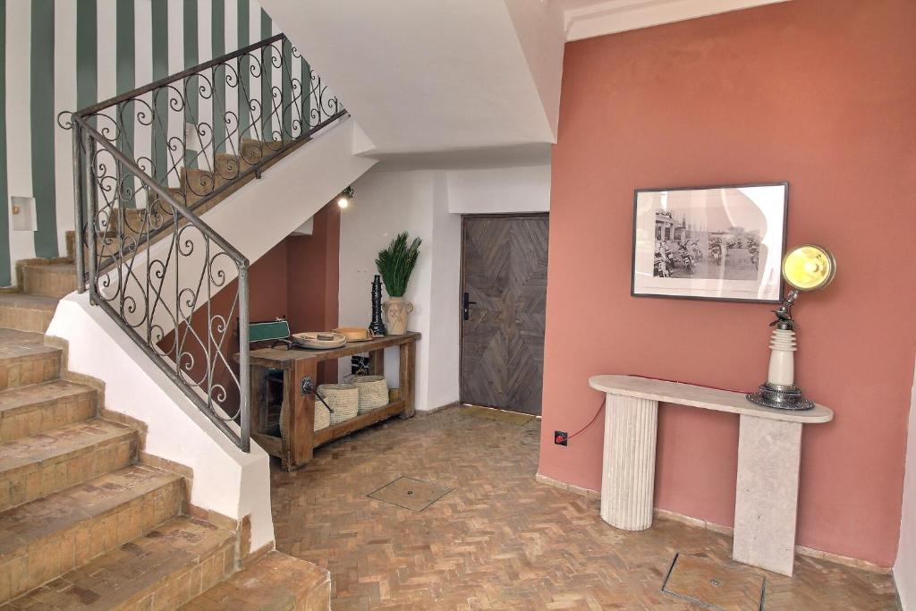 - un escalier dans une maison avec un escalier dans l'établissement Riad Al Uzza, à Marrakech