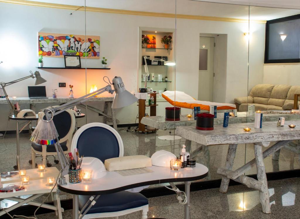 - un salon avec des chaises et une table avec un ordinateur portable dans l'établissement Hotel Luna Lido, à Torre San Giovanni