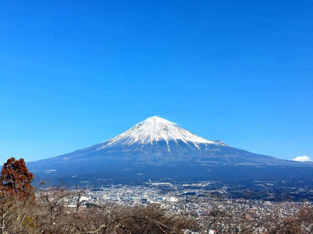 une vue du mont Fuji depuis une montagne dans l'établissement Tokiwa Hotel, à Kōfu