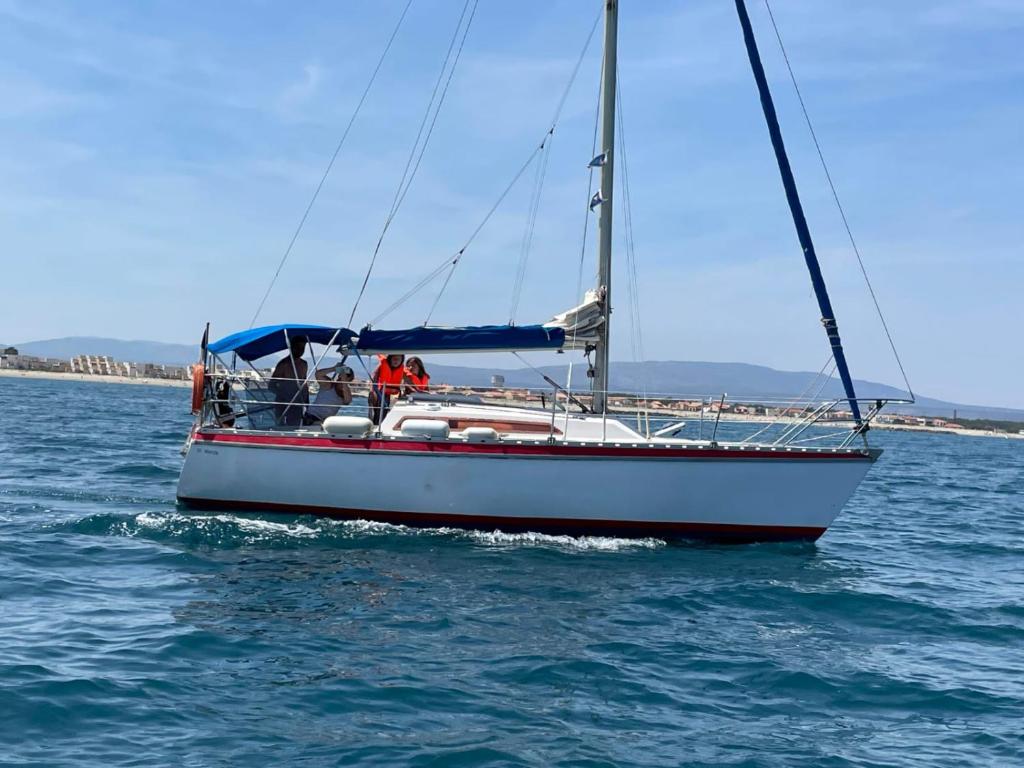 - un bateau dans l'eau avec 2 personnes dans l'établissement Orion, au Barcarès