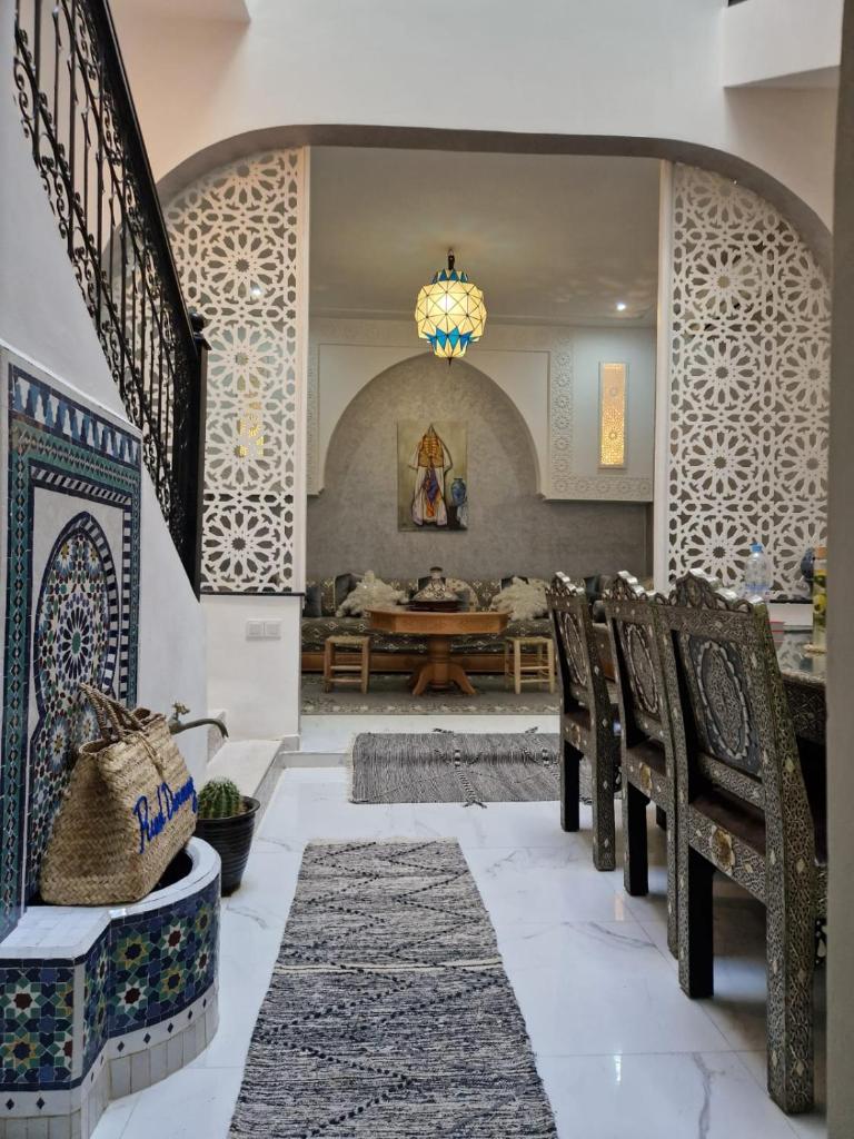 une chambre avec des chaises, une table et une salle à manger dans l'établissement Riad Darnooz, à Marrakech