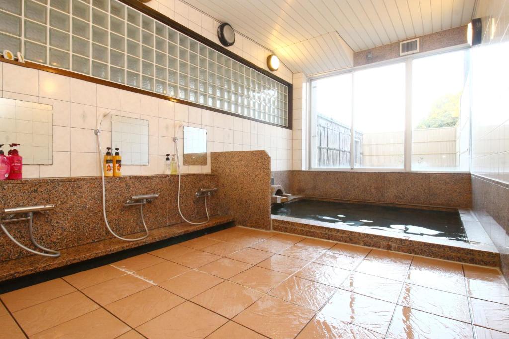 La salle de bains est pourvue d'une douche et d'une baignoire avec baignoire. dans l'établissement Hanayukaku, à Shima 37 autres photos