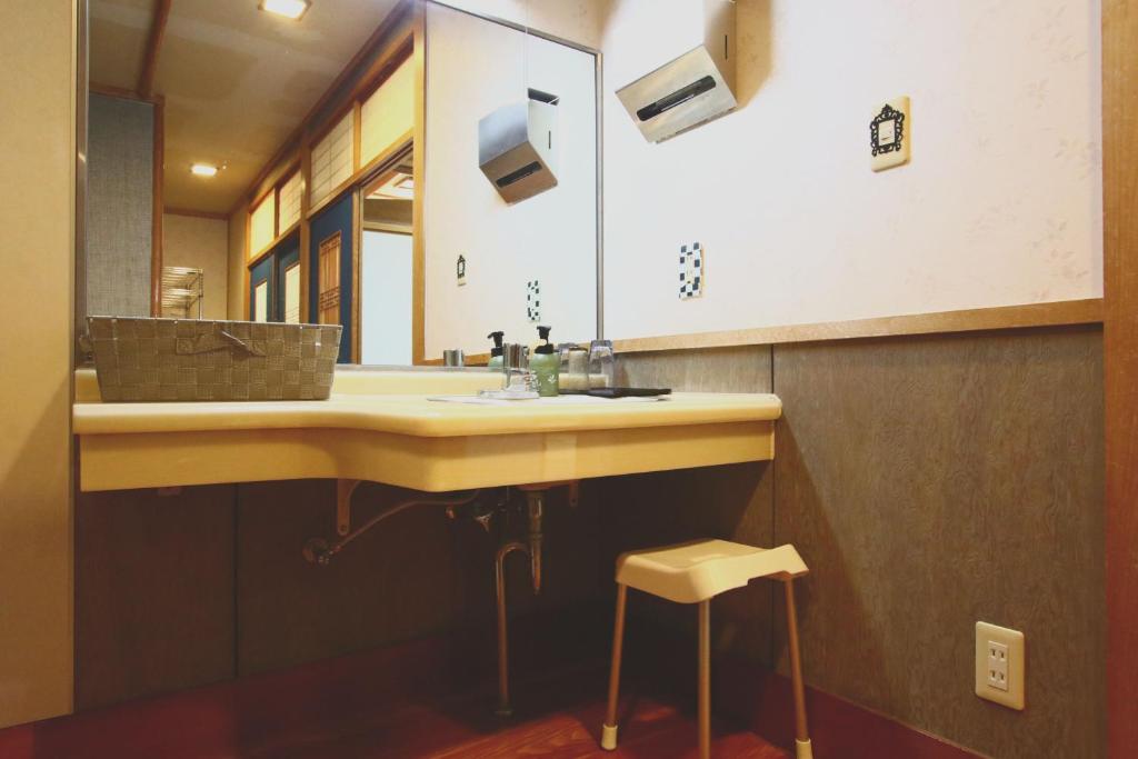 une salle de bain avec un lavabo et un miroir dans l'établissement Hanayukaku, à Shima