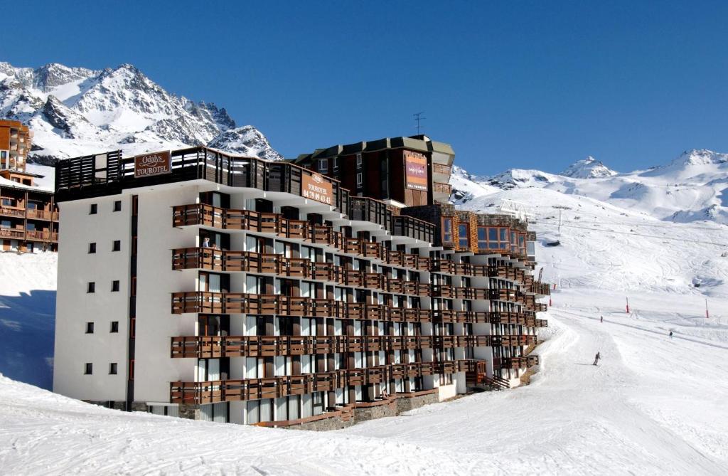 un bâtiment au sommet d'une montagne enneigée dans l'établissement Résidence Odalys Tourotel, à Val Thorens