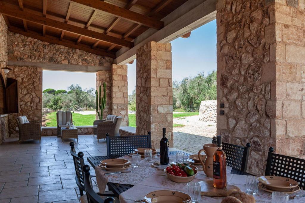 une salle à manger extérieure avec une table et des chaises dans l'établissement Villa Salentina With Garden And Pool - Happy Rentals, à Santa Cesarea Terme