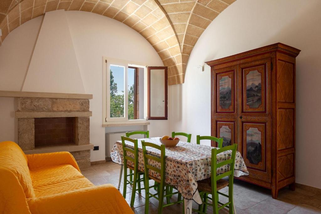 une cuisine et une salle à manger avec une table et des chaises dans l'établissement Villa Salentina With Garden And Pool - Happy Rentals, à Santa Cesarea Terme