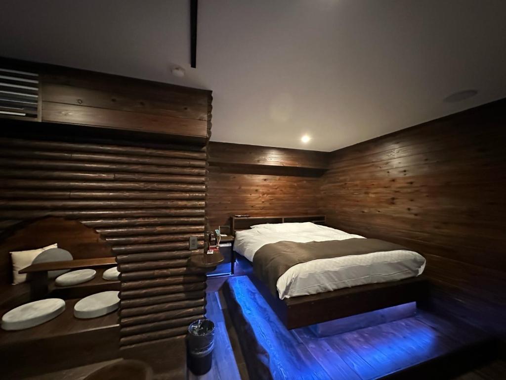 - une chambre avec un lit et deux lavabos dans l'établissement Hotel 螢月ｰhozukiｰ Adult Only, à Sendai