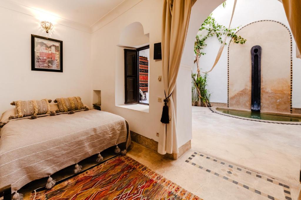 une chambre avec un lit et une grande fenêtre dans l'établissement Riad Rouge Gorge, à Marrakech