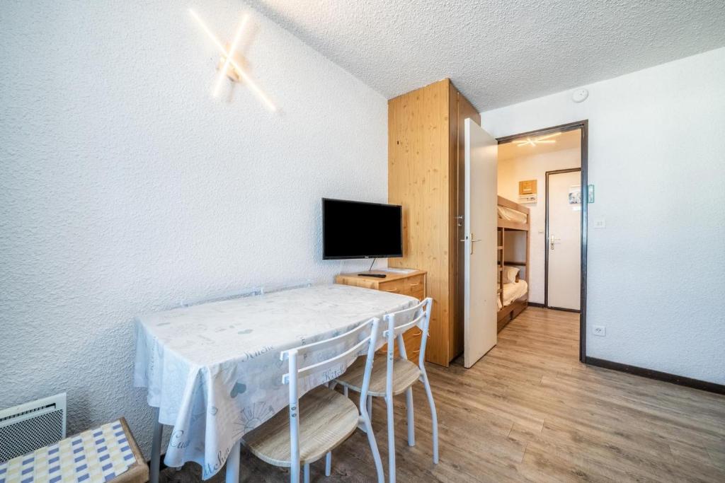 Cette chambre comprend une table, une télévision et un lit. dans l'établissement Giffre, à Samoëns 11 autres photos