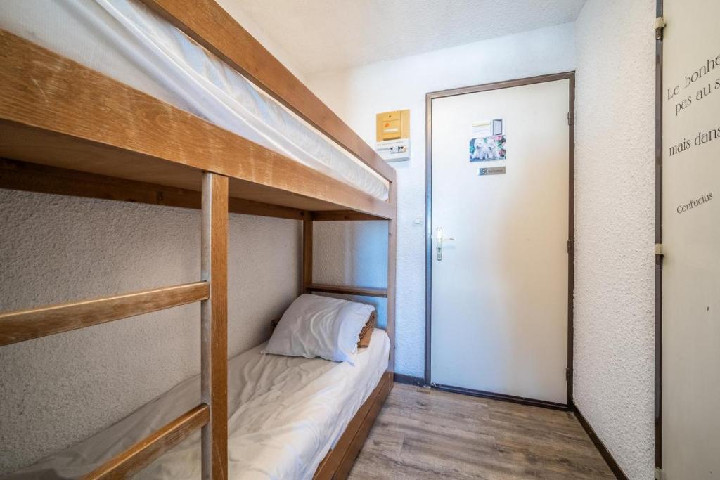- une chambre avec 2 lits superposés et une porte dans l'établissement Giffre, à Samoëns