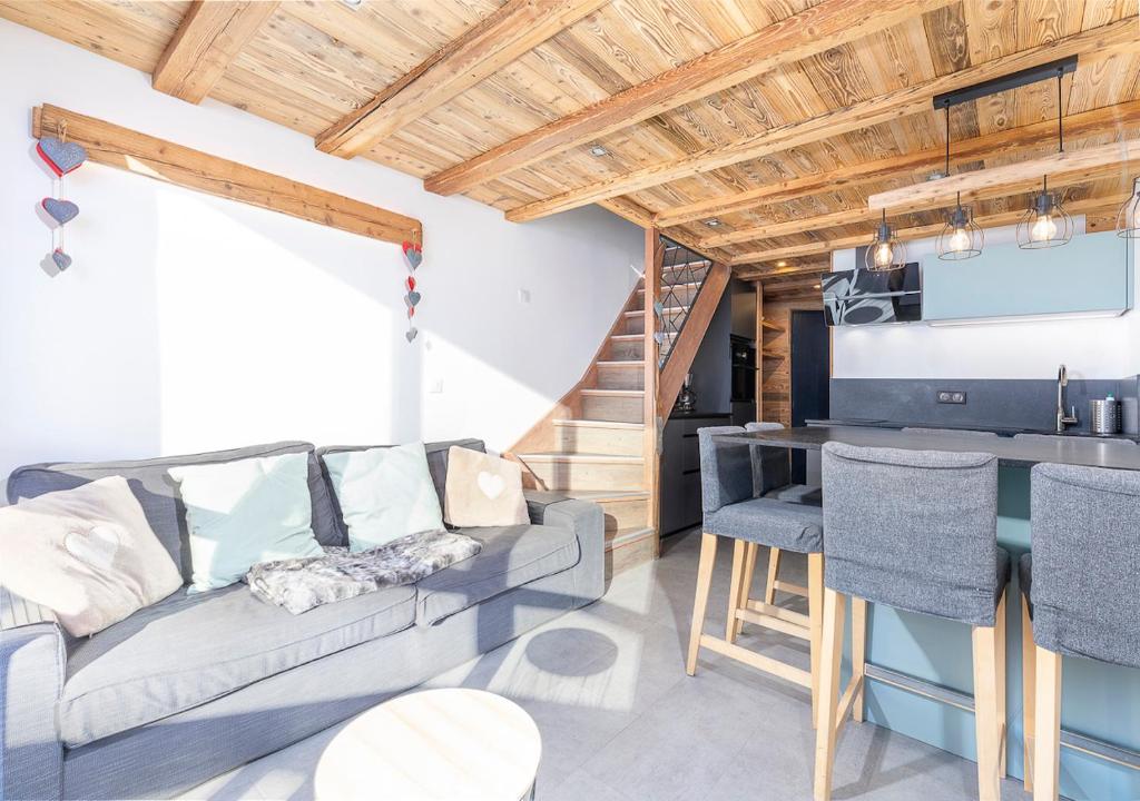 un salon avec un canapé et une table dans l'établissement Val Thorens So Cocooon Silveralp 330, à Val Thorens