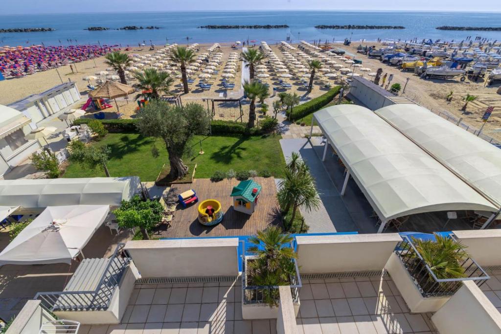- une vue aérienne sur une plage avec des parasols et des bâtiments dans l'établissement Residence Sunrise, à San Benedetto del Tronto