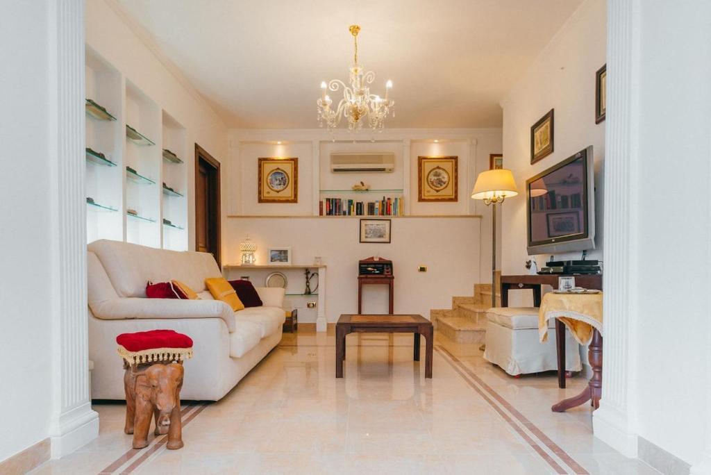 un salon avec un canapé et une table dans l'établissement My Exclusive Italy - Villa Sorrento Coast for families - Pool & Views, à Colli di Fontanelle