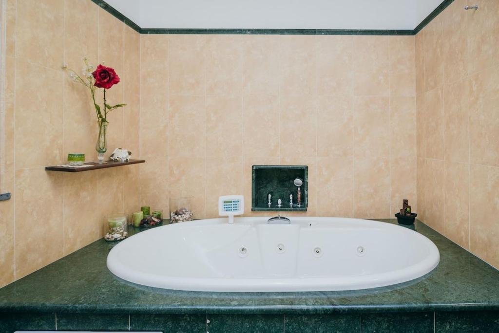 La salle de bains est pourvue d'une grande baignoire blanche. dans l'établissement My Exclusive Italy - Villa Sorrento Coast for families - Pool & Views, à Colli di Fontanelle