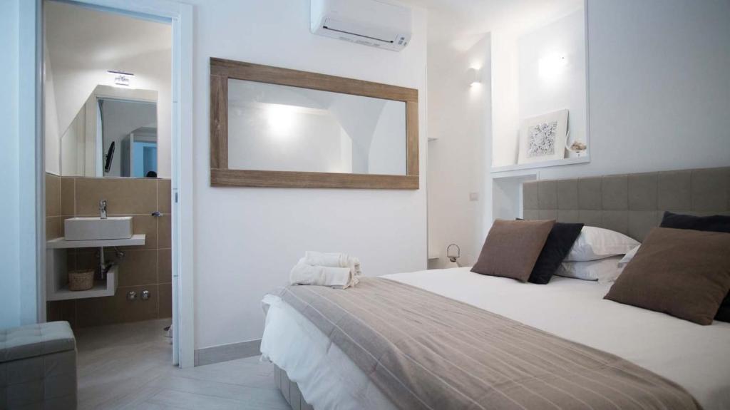 une chambre avec un lit et un miroir au mur dans l'établissement My Exclusive Italy - Spacious Villa with 4 rooms, pool, solarium & garden, à Sant'Agnello 17 autres photos