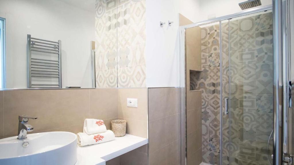 une salle de bain avec un lavabo et une douche dans l'établissement My Exclusive Italy - Spacious Villa with 4 rooms, pool, solarium & garden, à Sant'Agnello