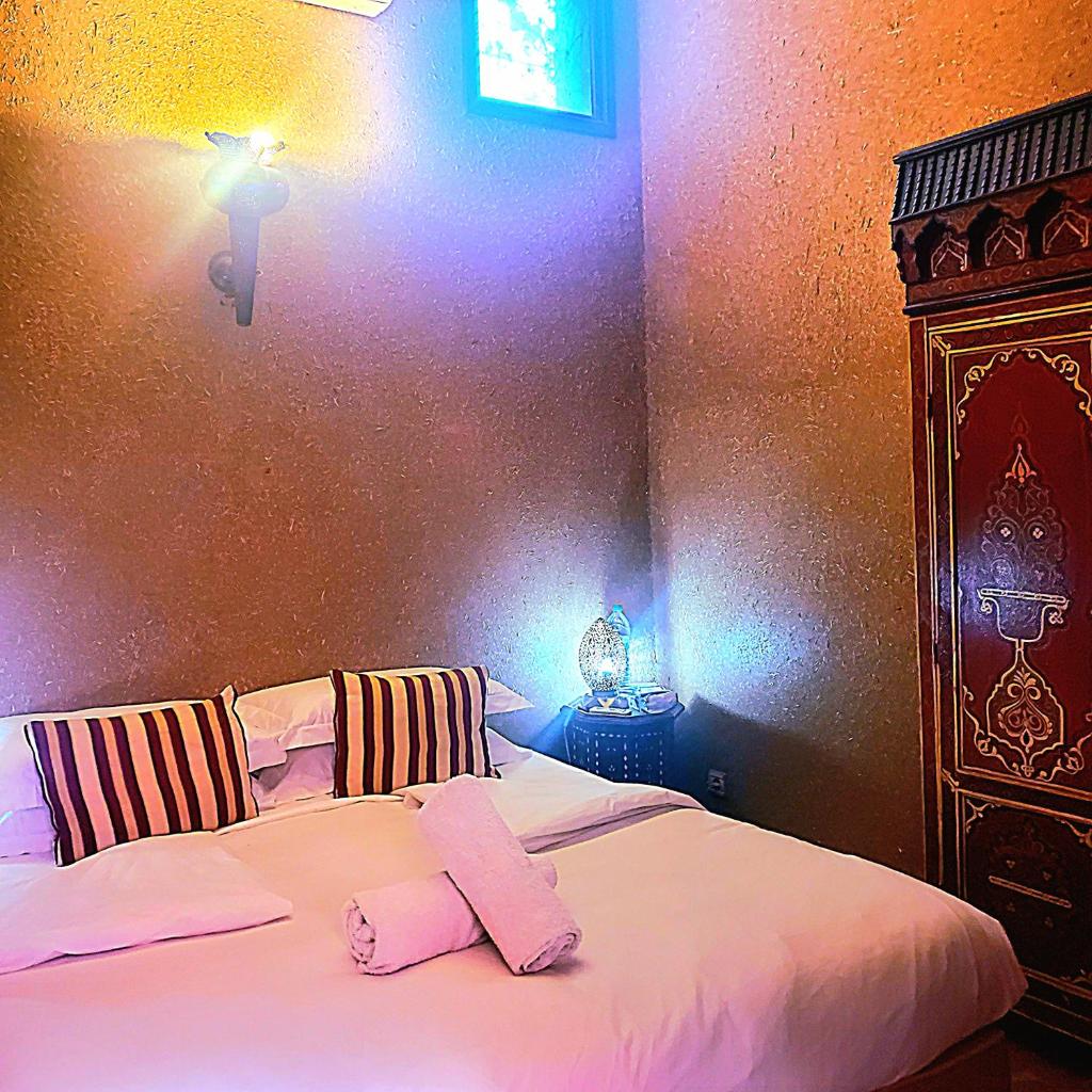 une chambre avec un lit avec deux serviettes dessus dans l'établissement Riad Rêve d Antan, à Marrakech 37 autres photos