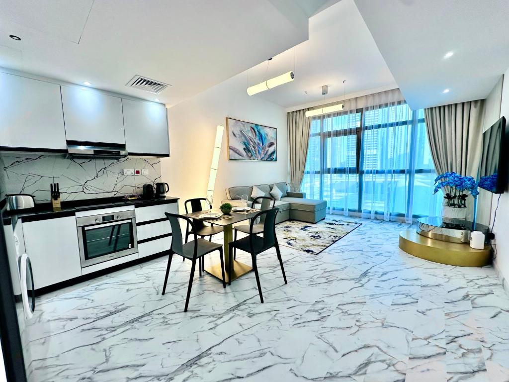 Stay in heart of Dubai Marina Residence B walk to the JBR