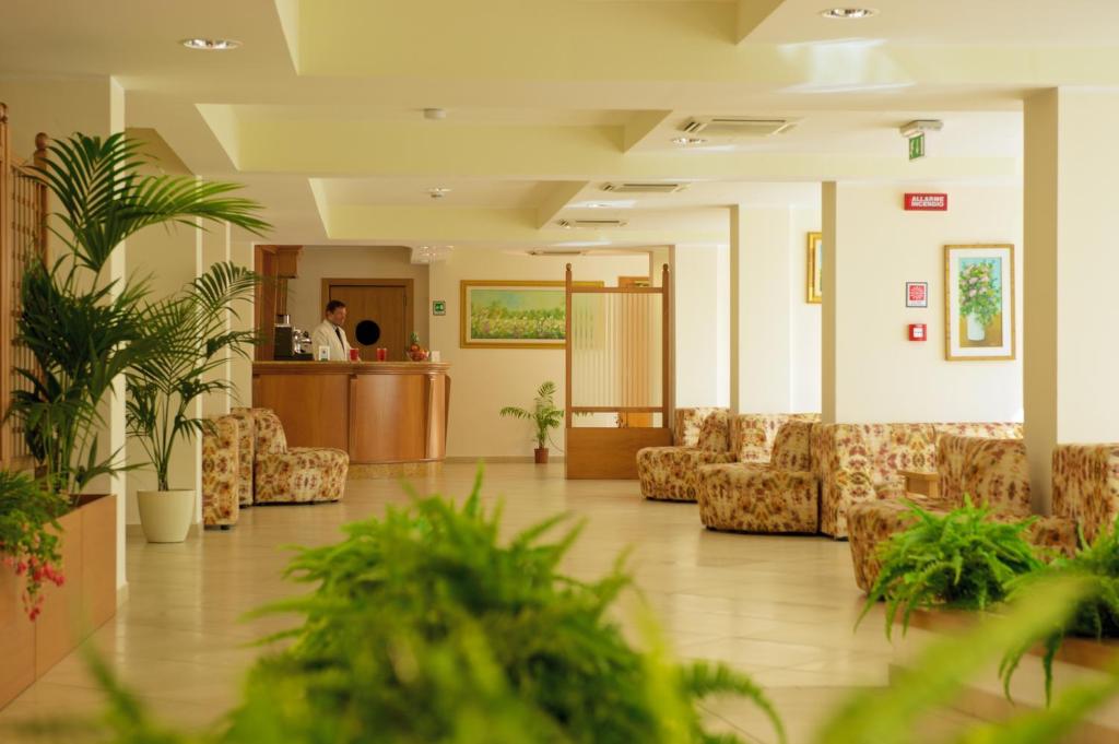 un hall avec des canapés et des plantes dans un bâtiment dans l'établissement Hotel Portonuovo, à Vieste 94 autres photos