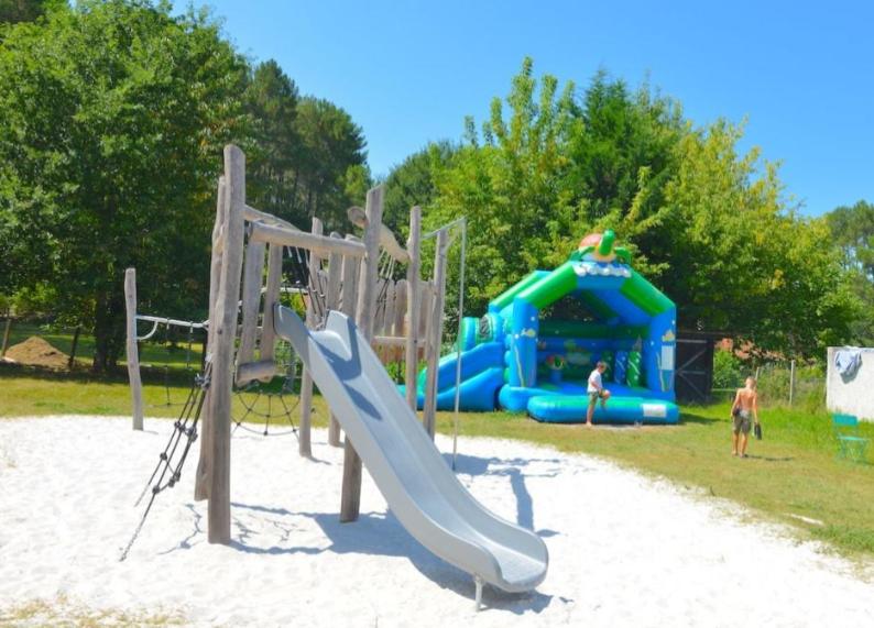 - une aire de jeux avec toboggan dans le sable dans l'établissement Vacances dans un mobil home climatisé dans les landes entre forêt, lacs et océan,, à Sainte-Eulalie-en-Born