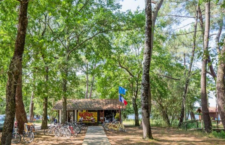 un groupe de vélos garés devant un bâtiment dans l'établissement Vacances dans un mobil home climatisé dans les landes entre forêt, lacs et océan,, à Sainte-Eulalie-en-Born