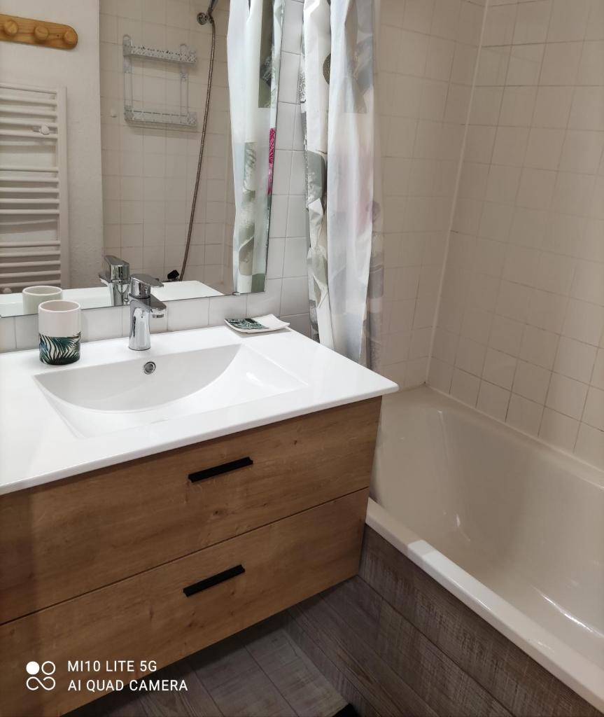 une salle de bain avec un lavabo et une baignoire dans l'établissement RISOUL Altaïr Jolie T2 confortable skis aux pieds, à Risoul