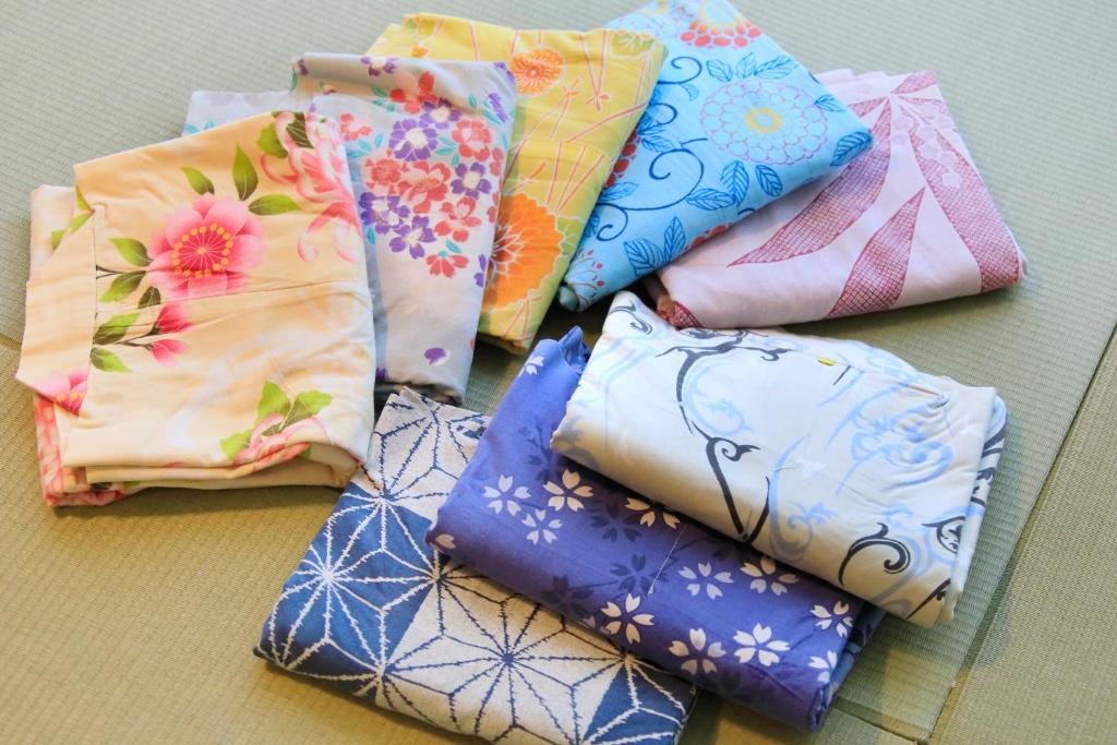 une pile de cravates assises sur une table dans l'établissement Atami Tensui, à Atami