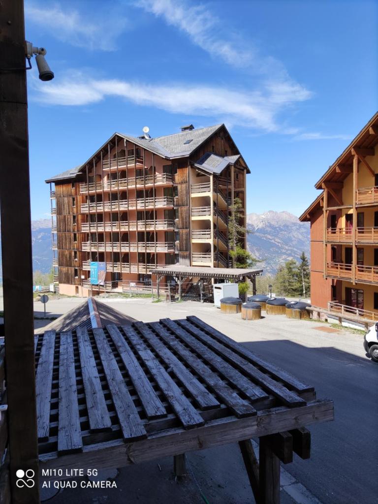 - une vue sur un bâtiment et un bâtiment dans l'établissement RISOUL Altaïr Jolie T2 confortable skis aux pieds, à Risoul