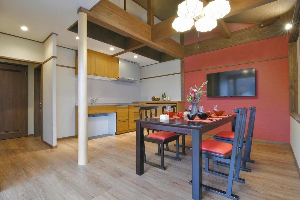 une cuisine et une salle à manger avec une table et des chaises dans l'établissement Ryokan Sakaya, à Nozawa Onsen