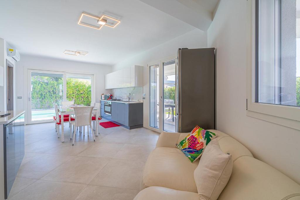 un salon avec un canapé et une cuisine dans l'établissement Villa Nigró, à Syracuse