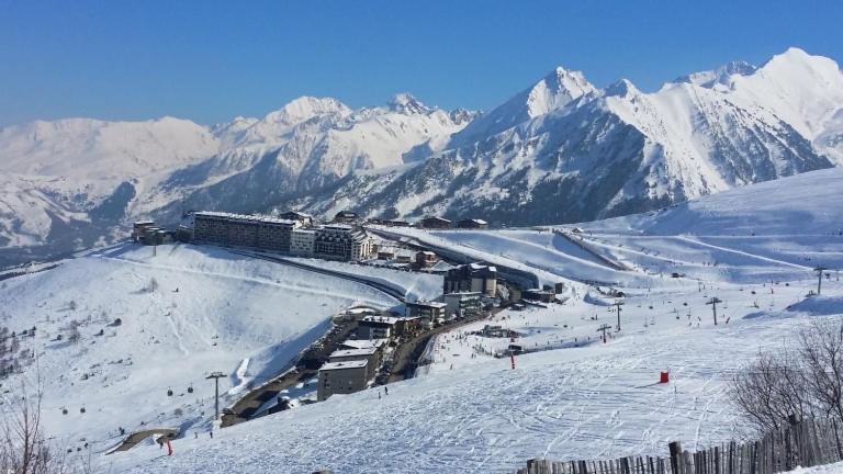 une station de ski sur une montagne enneigée avec des montagnes enneigées dans l'établissement Coquet appartement 5 places labélisé tout équipé, à Saint-Lary-Soulan