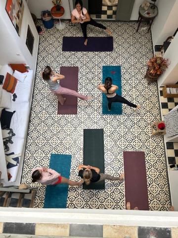 un groupe de femmes assises sur des tapis dans une pièce dans l'établissement Riad Dar-tus, à Tanger