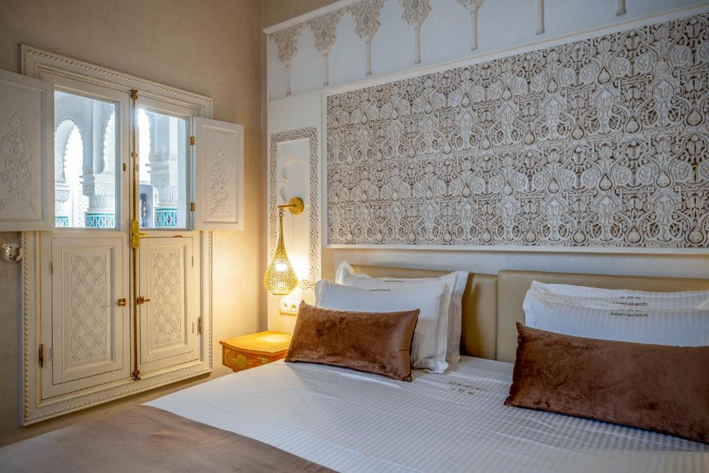 une chambre avec un lit blanc avec deux oreillers dans l'établissement Riad Glatt K, à Marrakech 37 autres photos
