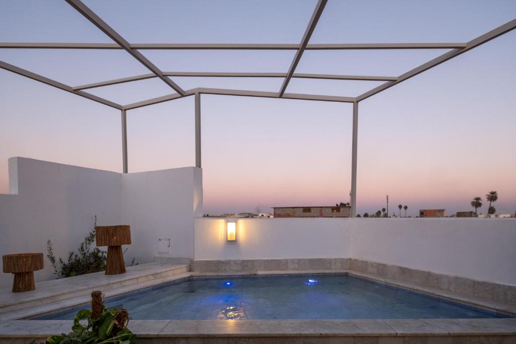 - une piscine dans un bâtiment doté d'un plafond dans l'établissement Riad Glatt K, à Marrakech