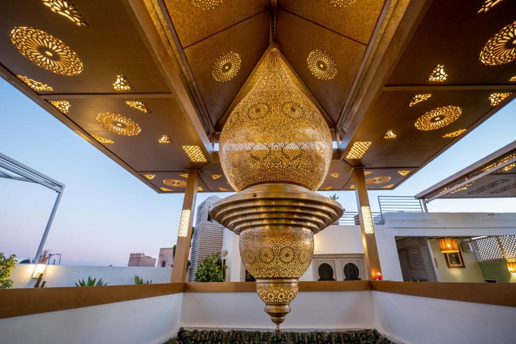 un grand lustre suspendu au plafond d'un bâtiment dans l'établissement Riad Glatt K, à Marrakech