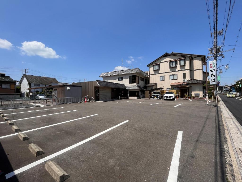 un parking vide dans une ville avec des bâtiments dans l'établissement Business Ryokan Iroha, à Minokamo