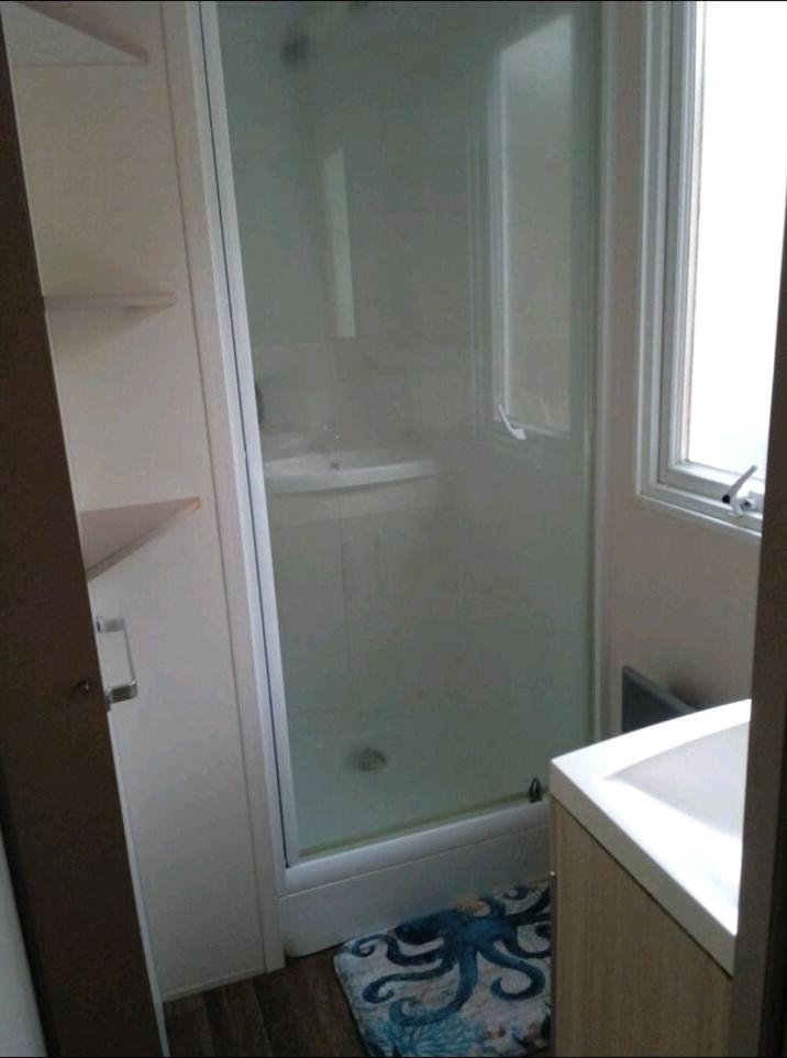 une salle de bain avec douche et lavabo dans l'établissement Le Kraken, à Aureilhan