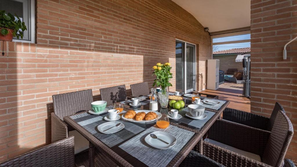 - une table en bois avec un bol de nourriture dans l'établissement VILLA VIVI' 8, Emma Villas, à Monte San Savino