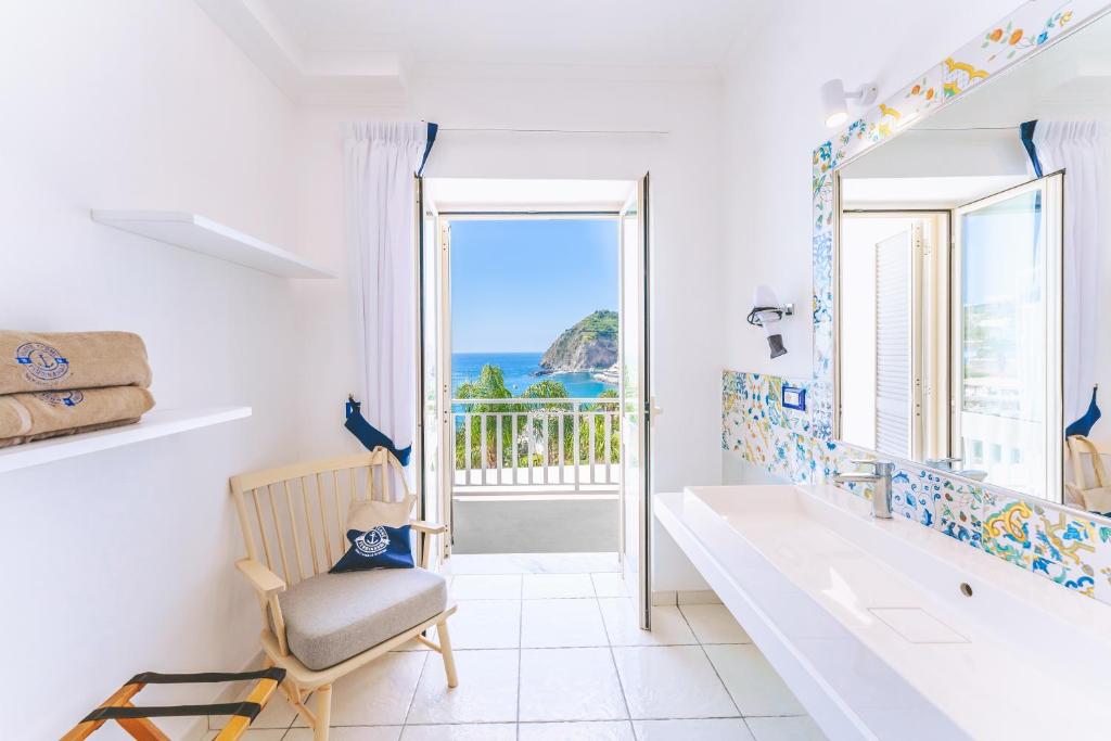 une salle de bains avec vue sur l'océan dans l'établissement Hotel Ferdinando Beach & Thermal Spa, à Ischia
