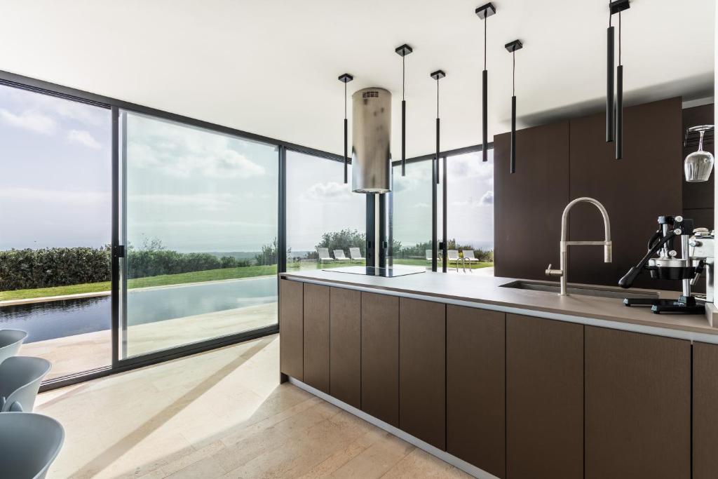 - une cuisine avec vue sur la piscine dans l'établissement Redimeti Country House, à Avola