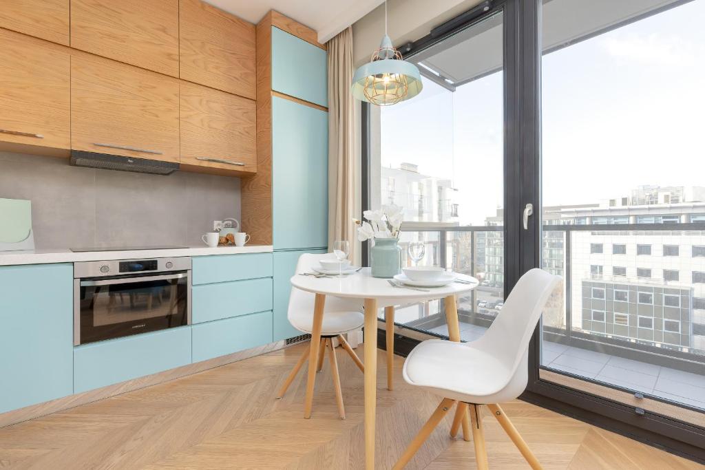 Bright Blue Apartment with Balcony, Parking and Air Conditioning in Warsaw by Noclegi Renters 3